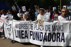 Madres de Plaza de Mayo Línea Fundadora (foto: Jeff Kelly Lowenstein)